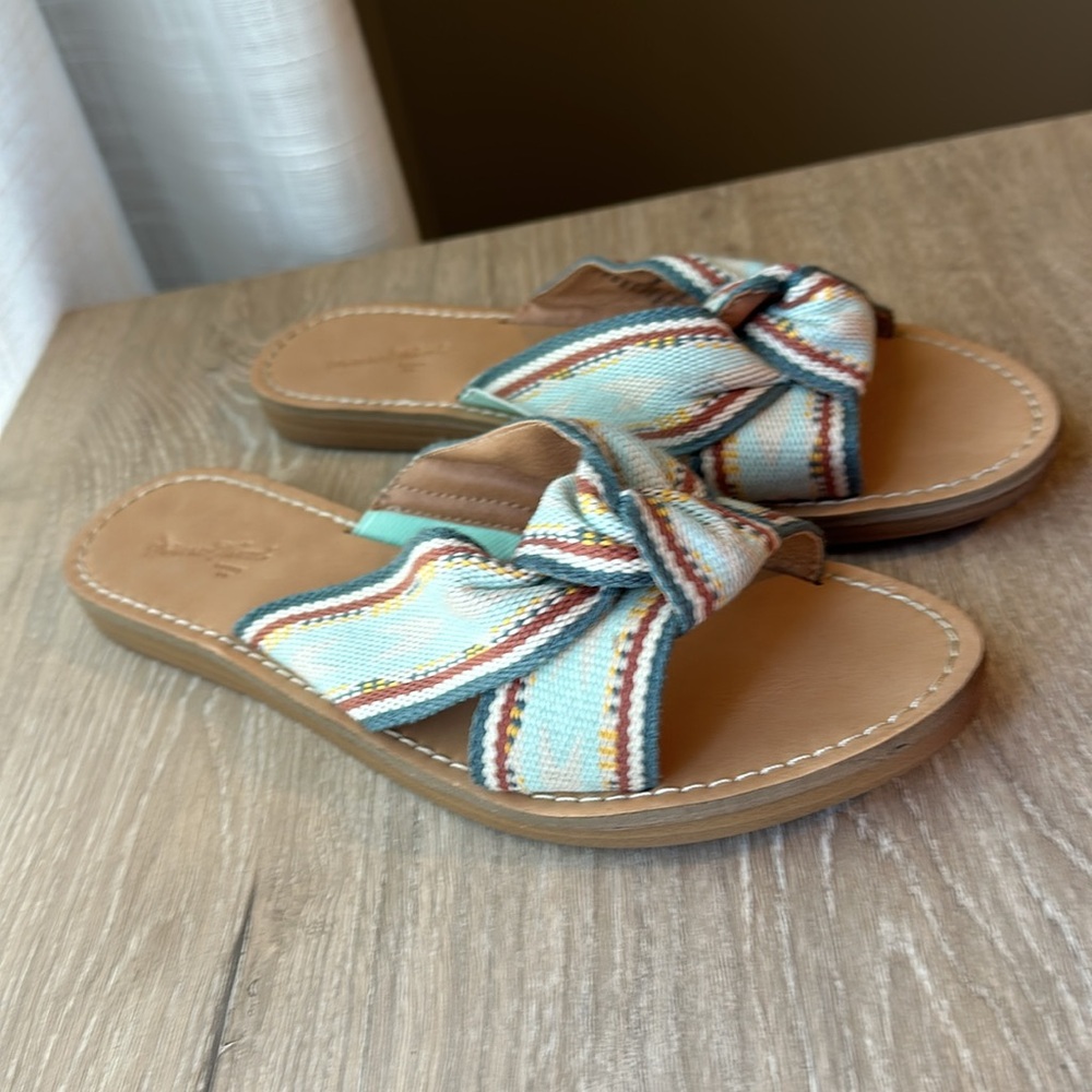 Universal Threads Sandals - Picture 2 of 4